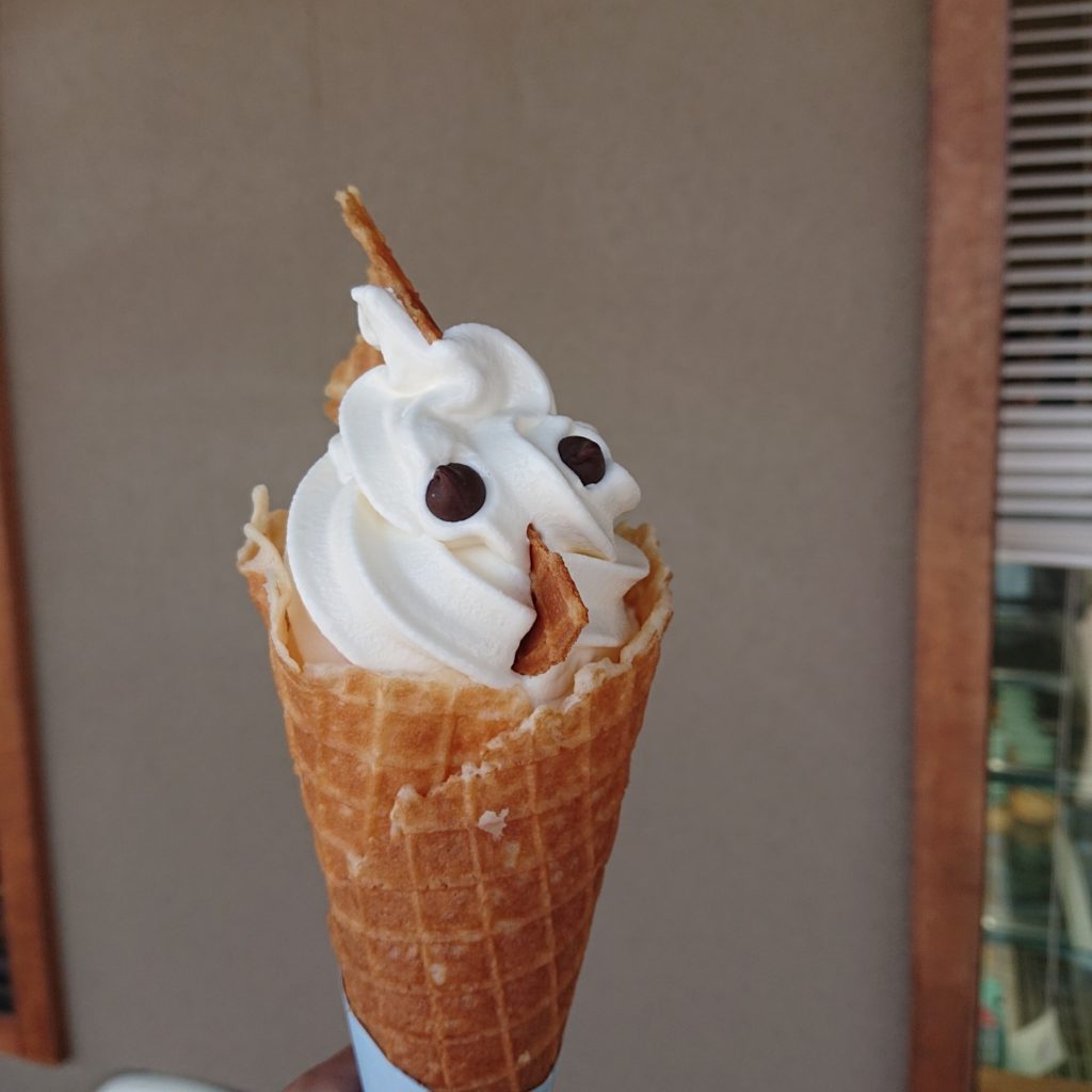 卵明舎のニワトリソフトクリーム