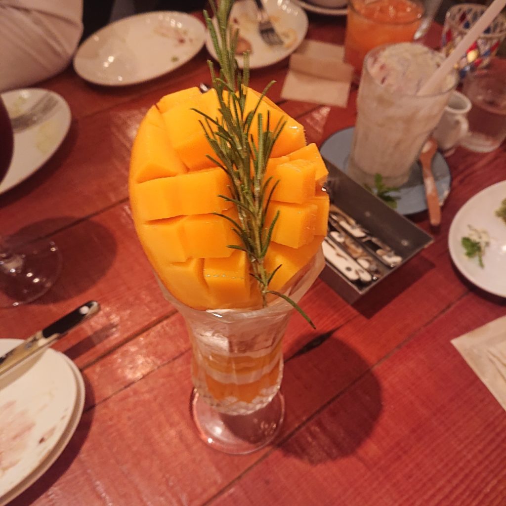 バリサイカフェのマンゴーパフェ
