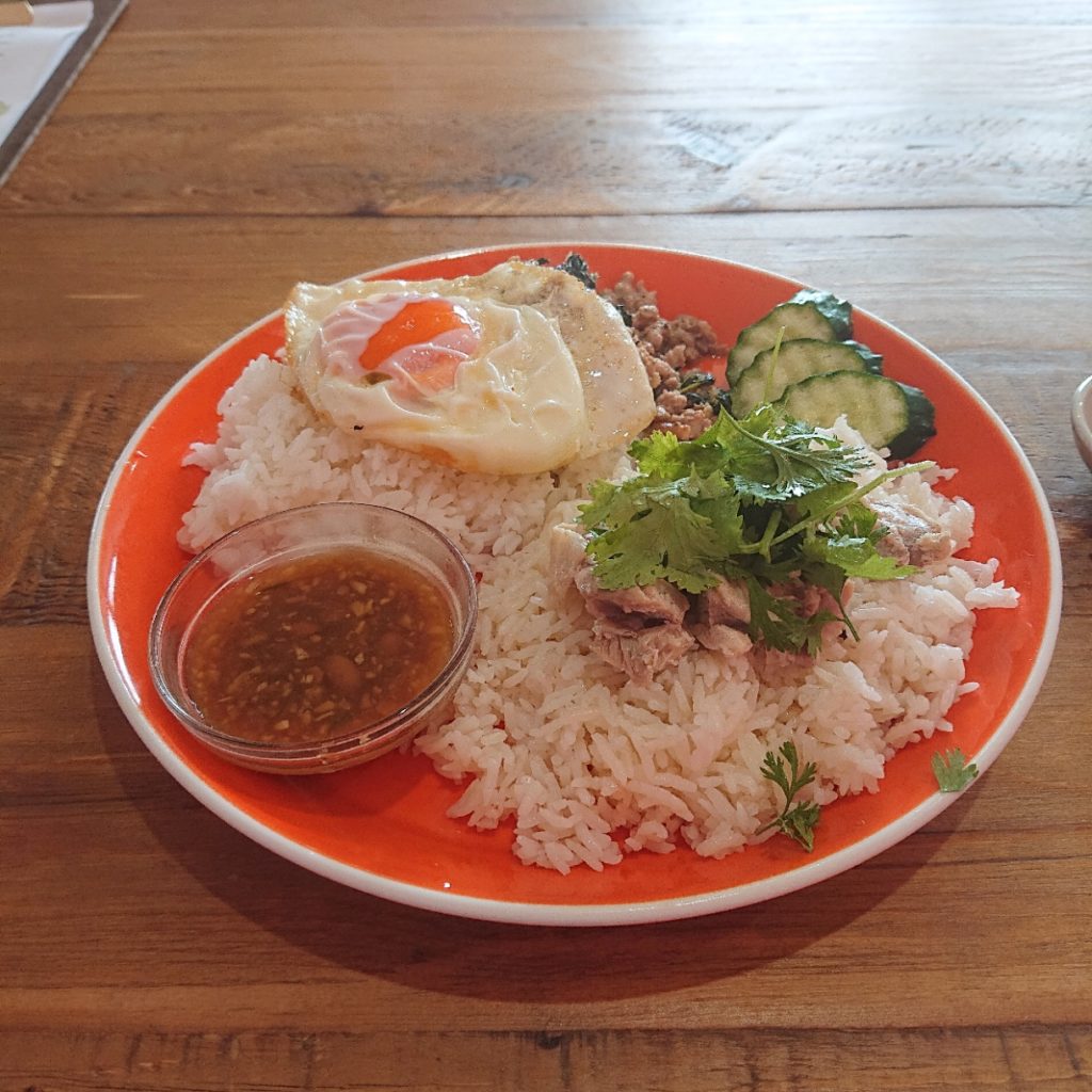 南国食堂マムアンのガパオとカオマンガイランチ
