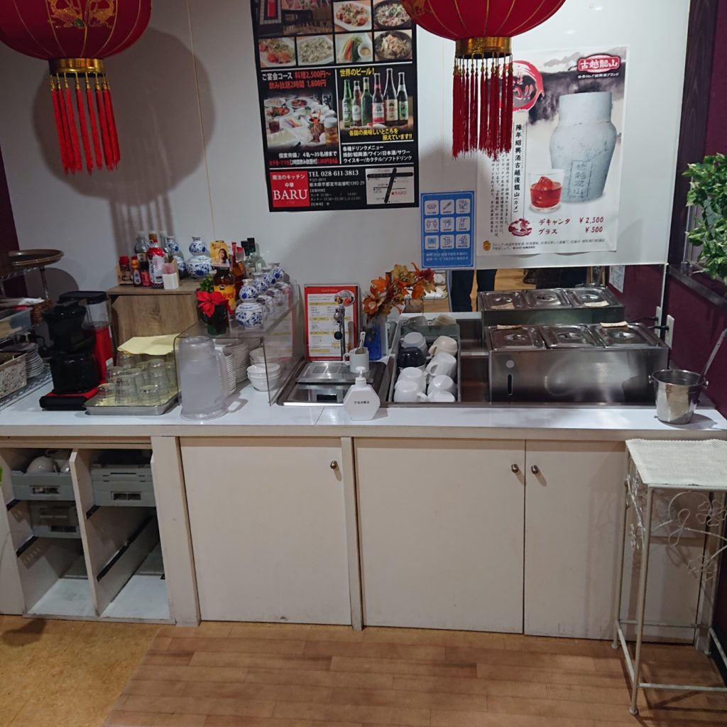 中華バル魔法のキッチンのカウンター